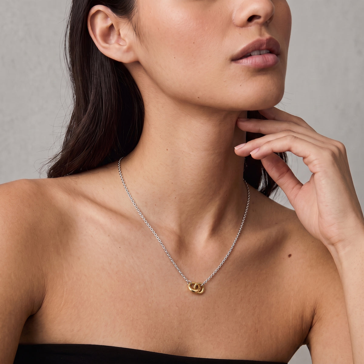 Interlocking Ring Pendant Chain Necklace